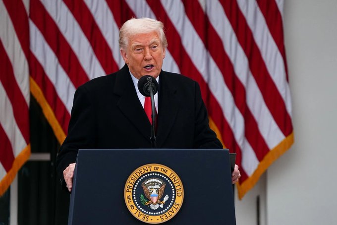 হোয়াইট হাউজের কাছে দুজন নিরাপত্তা কর্মীর ওপর এক আফগান নাগরিক গুলি চালানোর পর, মার্কিন রাষ্ট্রপতি ডোনাল্ড ট্রাম্প অভিবাসনের বিষয়ে তাঁর সিদ্ধান্ত ঢালাও ভাবে রূপায়িত করার কথা ঘোষণা করেছেন