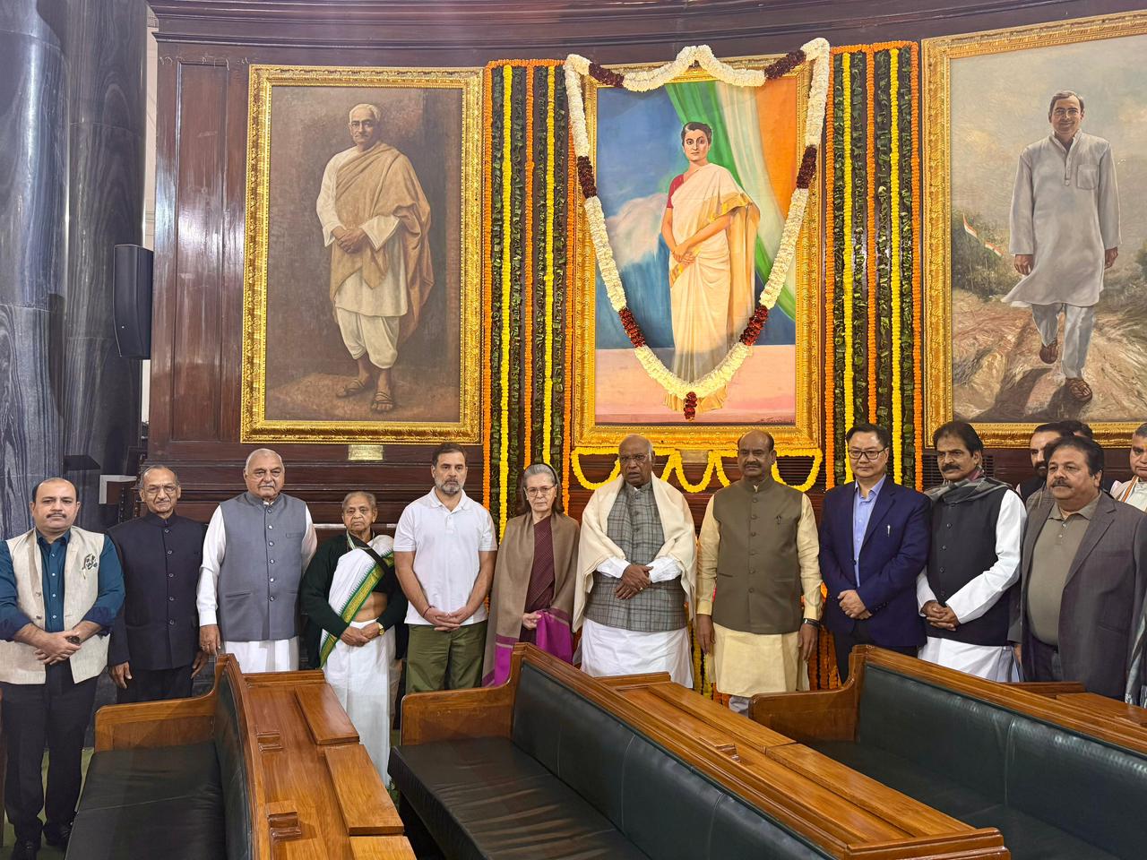 पूर्व प्रधानमंत्री इंदिरा गांधी की जयंती पर कांग्रेस अध्यक्ष ने श्रद्धांजलि अर्पित की