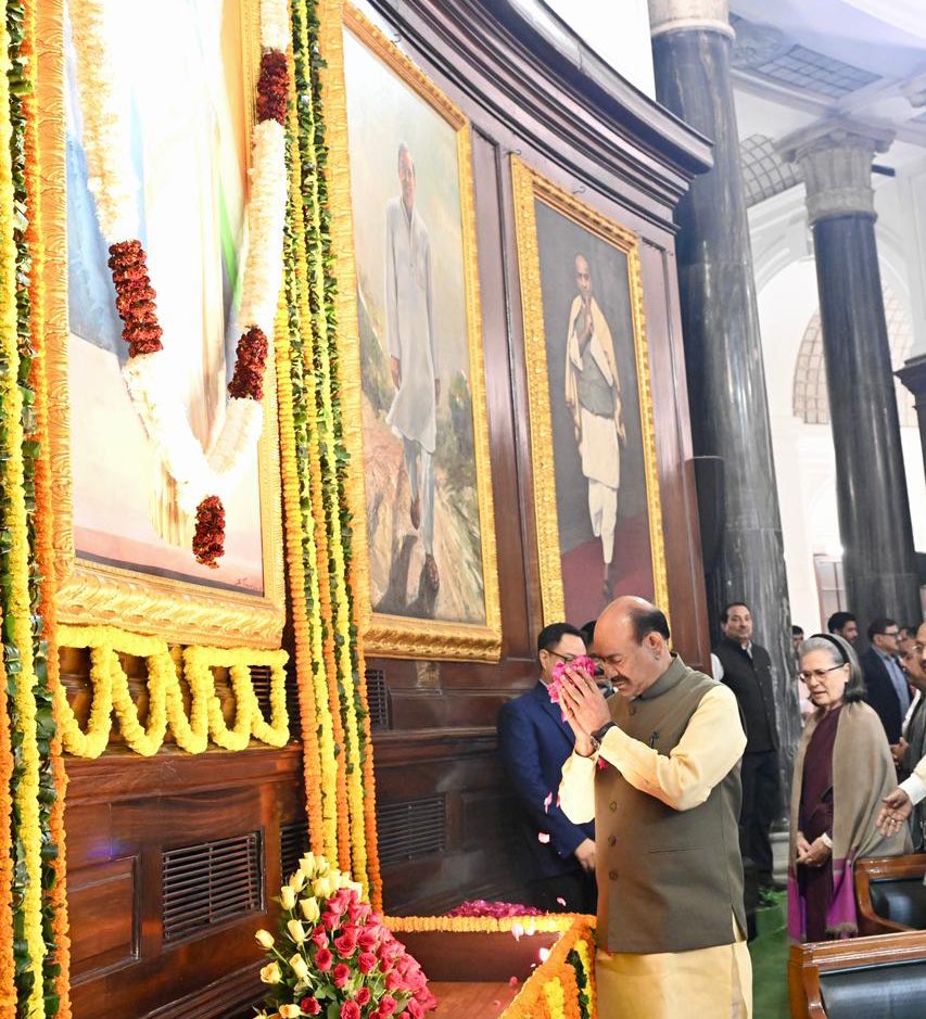 लोकसभा अध्यक्ष ओम बिरला ने पूर्व प्रधानमंत्री इंदिरा गांधी की जयंती पर श्रद्धांजलि अर्पित की