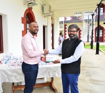 भारत ने सेशेल्स को दवाओं की एक खेप सौंपी