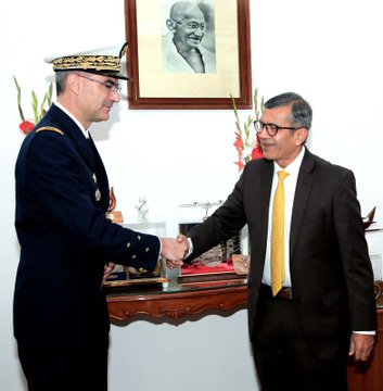 रक्षा सचिव राजेश कुमार सिंह ने फ्रांस के राष्ट्रीय आयुध निदेशक लेफ्टिनेंट जनरल डियाज़ डी तुएस्टा से मुलाकात की