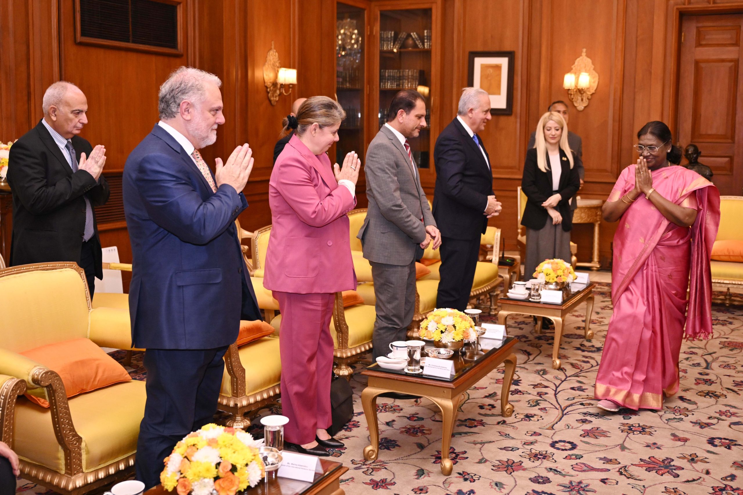 চাইপ্ৰাছৰ সংসদৰ অধ্যক্ষ আন্বিতা ডিমেট্রিউৰ নেতৃত্বত অহা সংসদীয় প্রতিনিধি দলৰ ৰাষ্ট্ৰপতি মুৰ্মুক সাক্ষাৎ