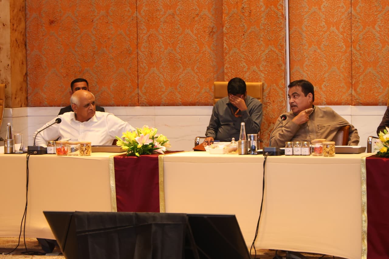 કેન્દ્રિય મંત્રી નીતિન ગડકરી અને ગુજરાતના મુખ્યમંત્રી ભૂપેન્દ્ર પટેલની ઉપસ્થિતીમાં યોજાયેલી નેશનલ હાઇવે ઓથોરિટીની સમીક્ષા બેઠકમાં ગુણવત્તા વાળા રસ્તા બનાવવાની તાકીદ કરાઇ