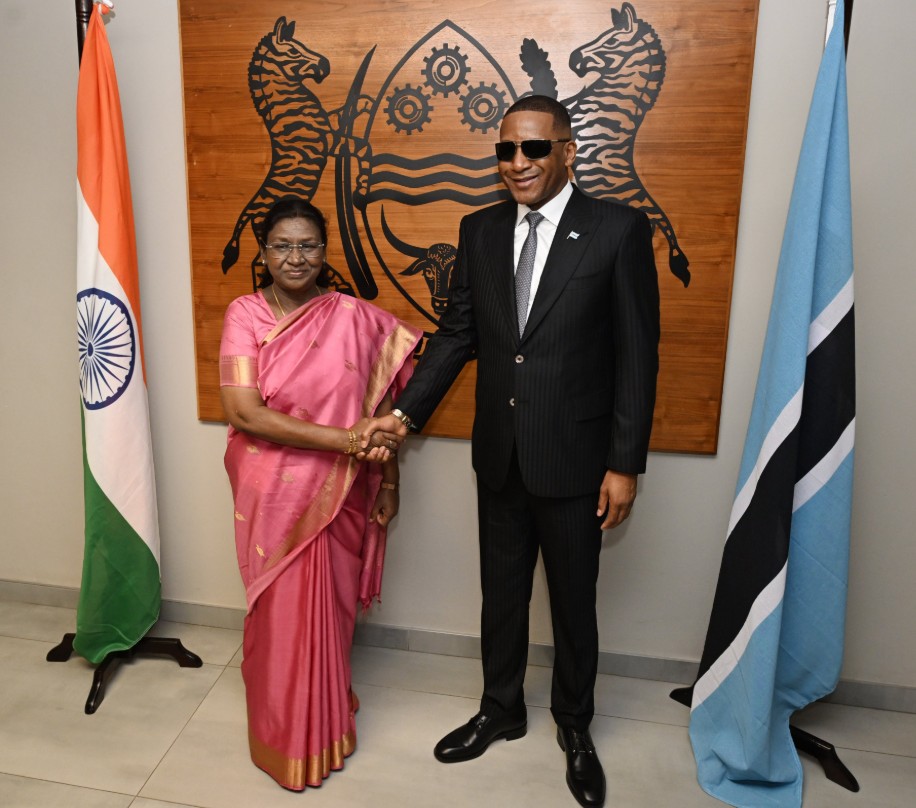 રાષ્ટ્રપતિ દ્રૌપદી મુર્મૂએ ગૈબોરોનમાં બોત્સવાનાના રાષ્ટ્રપ્રમુખ ડૂમા બોકો સાથે દ્વિપક્ષીય સંવાદ કર્યો