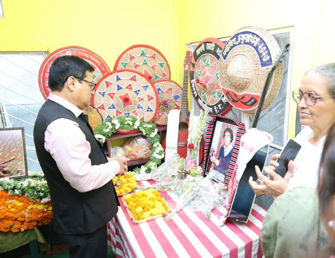 সংগীত শিল্পী ছৈয়দ ছাদুল্লালৈ ডিব্ৰুগড়ৰ বাসগৃহত কেন্দ্ৰীয় মন্ত্ৰী সৰ্বানন্দ সোণোৱাল আৰু সাংসদ প্ৰদ্যুৎ বৰদলৈৰ শ্ৰদ্ধা