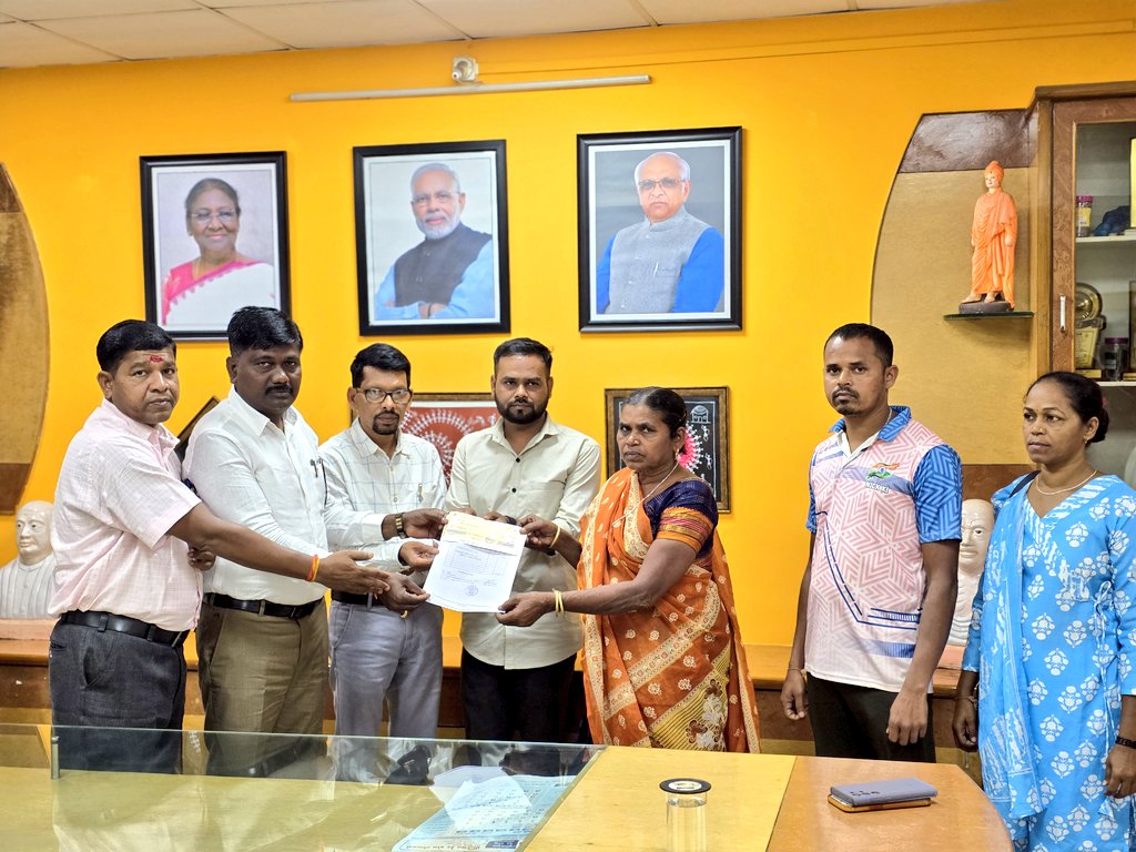 ડાંગના ચનખલ ગામના મૃતકના વારસદારને ચાર લાખ રૂપિયાની સહાયનો ચેક અર્પણ કર્યો.