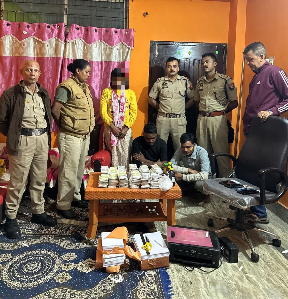 গুৱাহাটীৰ চিৰিয়াখানাৰ সমীপত জালনোটসহ তিনিজন লোকক গ্ৰেপ্তাৰ দিছপুৰ আৰক্ষীৰ