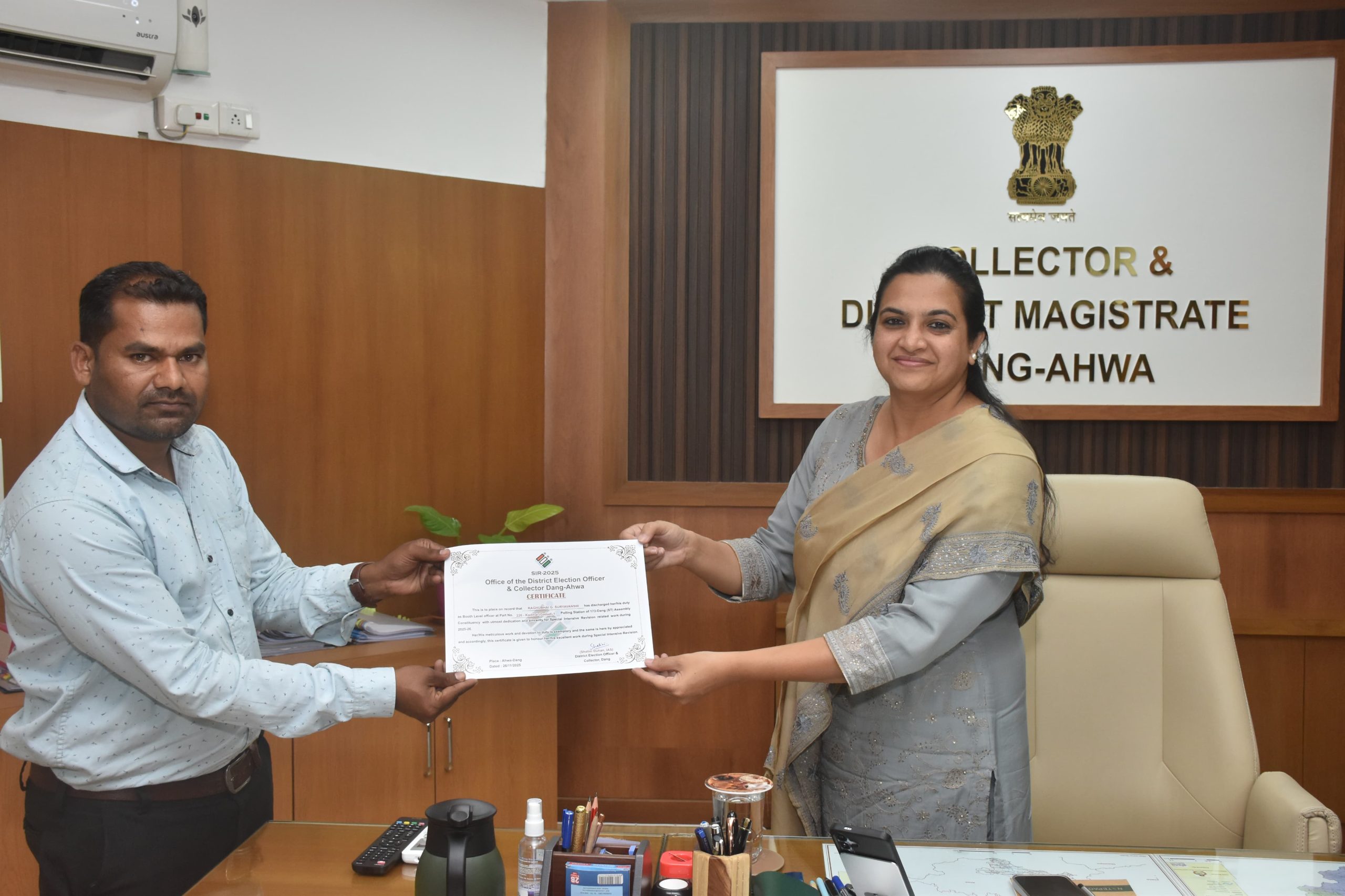 ડાંગમાં S.I.R. માટેના ગણતરીપત્રક અને ડિજિટાઇઝૅશનની ઉત્તમ કામગીરી કરનારા બૂથ સ્તરના અધિકારી – BLOનું સન્માન કરાયું