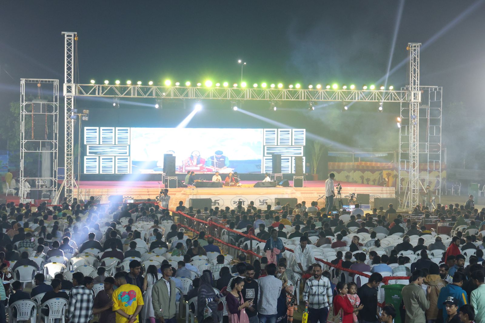 ગીર સોમનાથમાં કાર્તિક પૂર્ણિમા મેળાના પહેલા દિવસે ગઈકાલે એક લાખથી વધુ શ્રદ્ધાળુઓ અને સહેલાણીઓ આવ્યા.