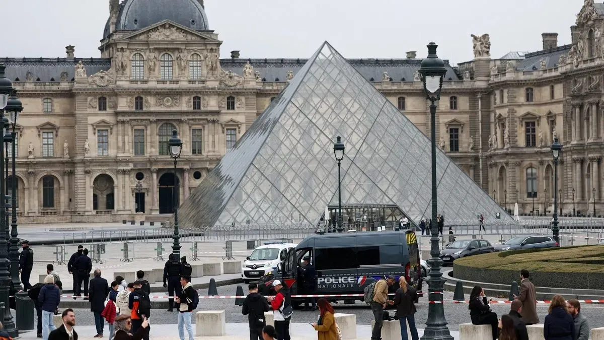 लूवर संग्रहालय में 10.2 करोड़ डॉलर के आभूषणों की चोरी, चार संदिग्धों को लेकर जांच जारी