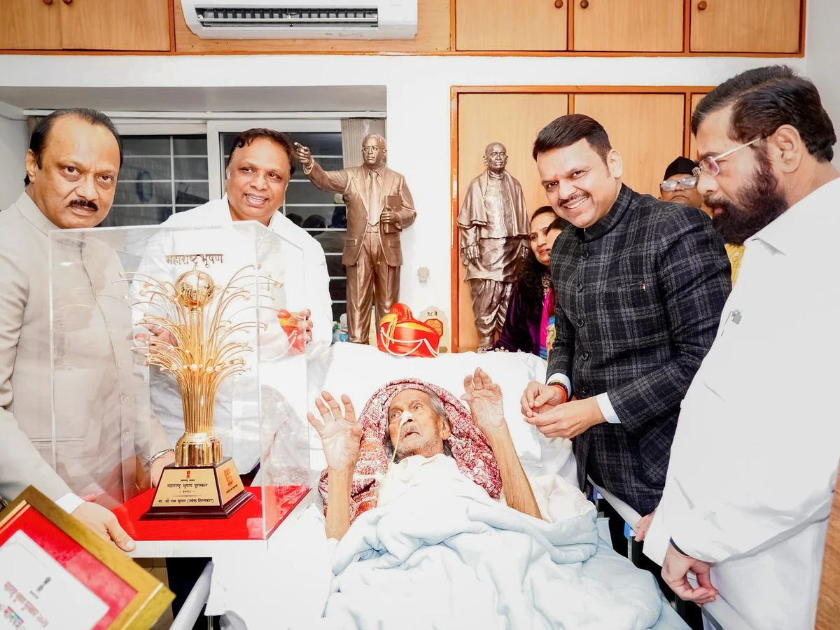 शिल्पकार राम सुतार यांना ‘महाराष्ट्र भूषण’ पुरस्कार प्रदान
