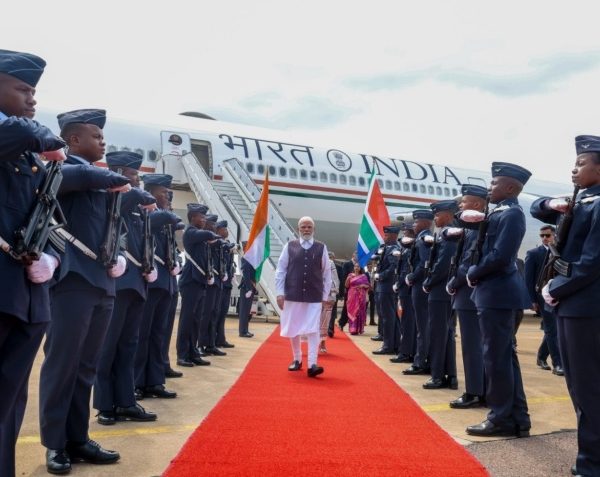 তিনদিনের জি টোয়েন্টি শিখর সম্মেলনে যোগ দিতে প্রধানমন্ত্রী নরেন্দ্র মোদী আজ দক্ষিণ আফ্রিকার জোহানেসবার্গে পৌঁছেছেন।