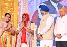 President Murmu attends 350th anniversary commemoration of Sri Guru Tegh Bahadur at Red Fort