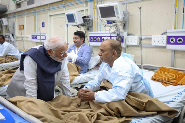 PM Modi meets victims of Delhi car blast at LNJP hospital