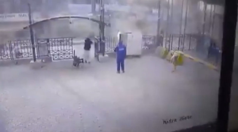 પાકિસ્તાનના પેશાવરમાં ફ્રન્ટિયર કોન્સ્ટેબ્યુલરી મુખ્યાલય પર આત્મઘાતી હુમલામાં  ત્રણ સુરક્ષા કર્મચારીઓના મોત