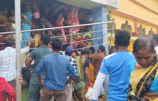 आंध्र प्रदेश के श्रीकाकुलम में मंदिर में भगदड़, नौ श्रद्धालुओं की मौत