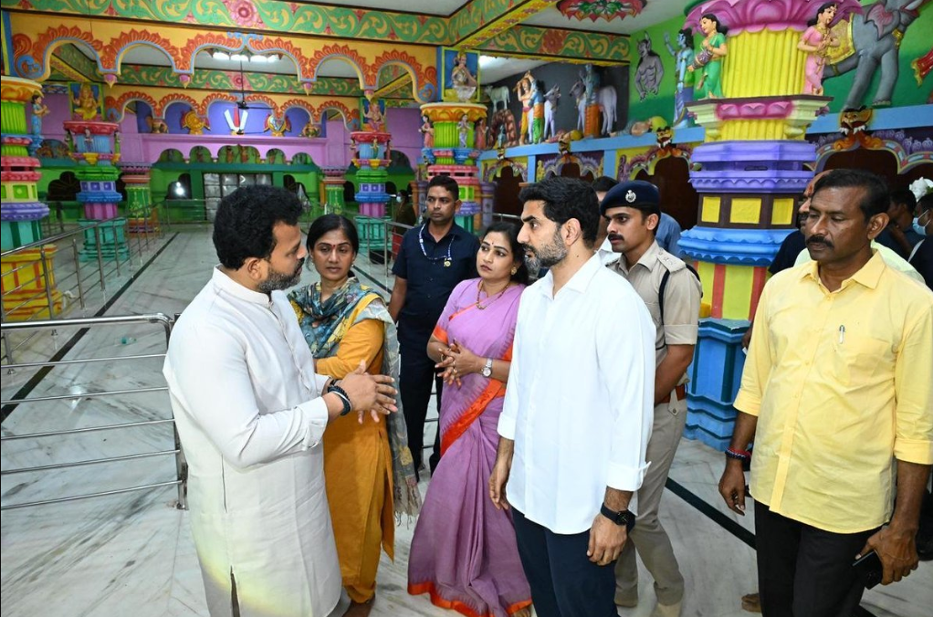 आंध्र प्रदेश के वेंकटेश्वर स्वामी मंदिर में भगदड़ के बाद नागर विमानन मंत्री के. राममोहन नायडू और सूचना प्रौद्योगिकी मंत्री नारा लोकेश ने किया दौरा