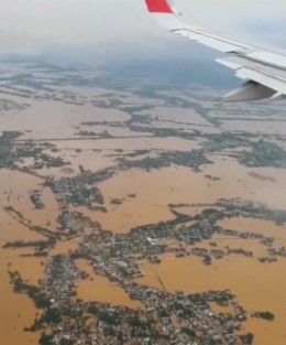 Record Rains and Flash Floods Kill 35 in Central Vietnam, Thousands Displaced
