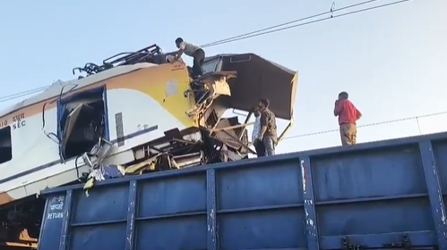 ছত্তিশগড়ের বিলাসপুরে আজ বিকেলে এক ট্রেন দুর্ঘটনায় কমপক্ষে ৬ জনের মৃত্যু হয়েছে।