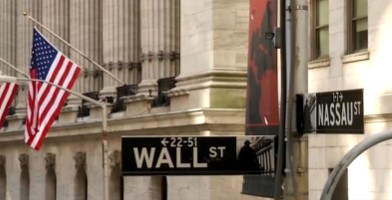 US Markets Mixed: Nasdaq Dips, Dow and S&P Inch Up