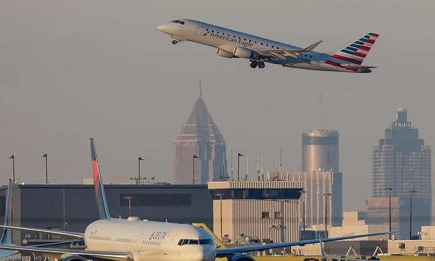 अमरीका में सरकारी शटडाउन के बीच नए संघीय आदेशों के बाद एयरलाइनों को उडानें कम करने पर मजबूर होना पड़ा