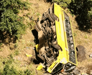 नंदुरबारमध्ये विद्यार्थ्यांना घेऊन जाणारी बस दरीत कोसळून दोन विद्यार्थी ठार