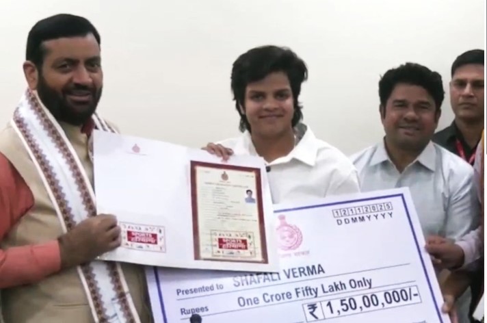 मुख्यमंत्री नायब सिंह सैनी ने शैफाली वर्मा को 1.5 करोड़ का चेक और ग्रेड-ए प्रमाणपत्र देकर सम्मानित किया