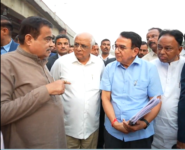 सड़क परिवहन और राजमार्ग मंत्री नितिन गडकरी ने गुजरात में शामलाजी-मोटा चिलोदा खंड की प्रगति का निरीक्षण किया