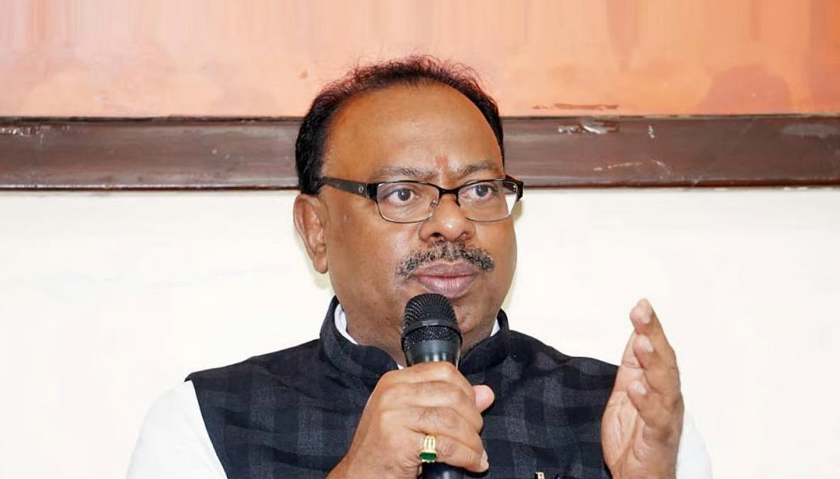 आधार कार्डाच्या आधारे दिलेले जन्म-मृत्यूचे दाखले रद्द करण्याचे महसूल मंत्र्यांचे आदेश