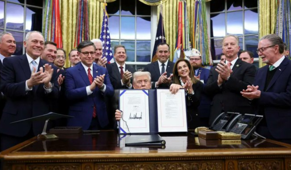 सबसे लंबे शटडाउन को समाप्त करने वाले विधेयक पर अमरीकी राष्ट्रपति डोनाल्ड ट्रंप ने किए हस्ताक्षर