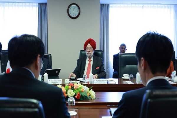 Union Minister Hardeep Puri meets Representative Director & Executive Vice President of Osaka Gas Keiji Takemori in Tokyo