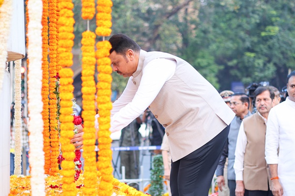 Maharashtra CM Fadnavis Pays Tribute at Hutatma Chowk on State Martyrs’ Memorial Day