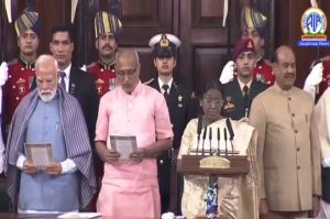 નવી દલ્હીના સંસદ ભવન ખાતે રાષ્ટ્રપતિની અધ્યક્ષતામાં બંધારણ દિવસની ઉજવણી