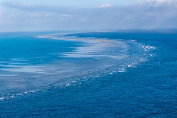 China Conducts First Bomber–Fighter Patrol Over South China Sea Amid Tensions with Philippines