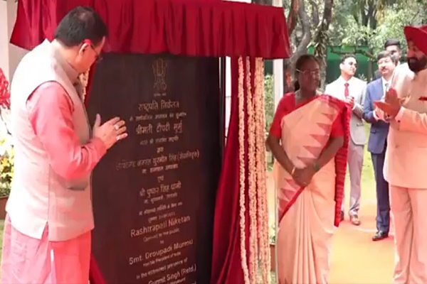 राष्ट्रपति द्रौपदी मुर्मु ने उत्तराखंड के देहरादून में राजपुर रोड पर पैदल पुल का उद्घाटन किया