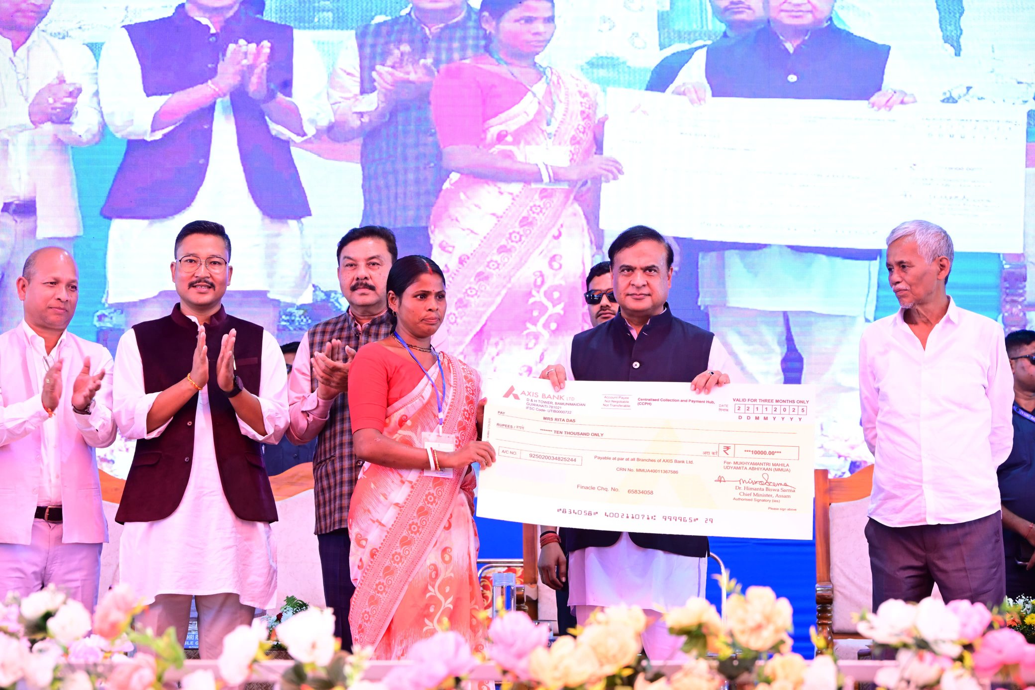 অভয়াপুৰীত মহিলা উদ্যমিতা আঁচনিৰ অধীনত আত্মসহায়ক গোটৰ ২৩, ৯৪৯ গৰাকী সদস্যাক চেক বিতৰণ