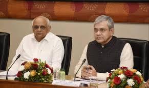रेल और इलेक्ट्रॉनिक्स मंत्री अश्विनी वैष्णव ने गुजरात के मुख्यमंत्री के साथ एक उच्च-स्तरीय समीक्षा बैठक की