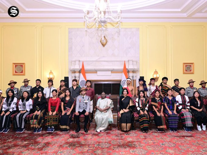 मणिपुर के छात्रों के समूह ने राष्ट्रपति द्रौपदी मुर्मु से की मुलाकात