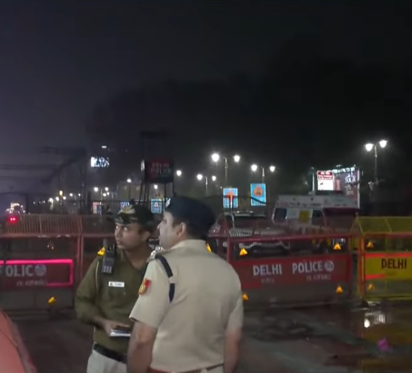 दिल्लीत मेट्रो स्थानकाबाहेर कार स्फोटात ८ ठार, १५ जखमी