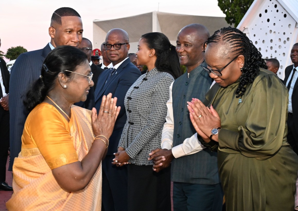 રાષ્ટ્રપતિ દ્રૌપદી મુર્મુ આજે ગેબોરોનમાં બોત્સ્વાનાના રાષ્ટ્રપતિ ડુમા બોકો સાથે દ્વિપક્ષીય વાટાઘાટો કરશે