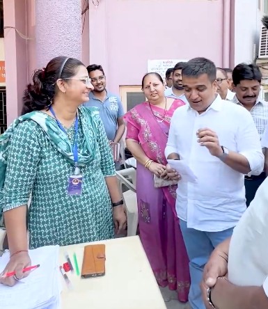 ખાસ મતદાર સુધારણા અભિયાનમાં સુરતના મજૂરા વિધાનસભા વિસ્તારમાં બીએલઓની કામગીરીને બિરદાવતા નાયબ મુખ્યમંત્રી.. બીએલઓએ પણ કામગીરીને દેશ માટે સમર્પણ સમાન ગણાવી