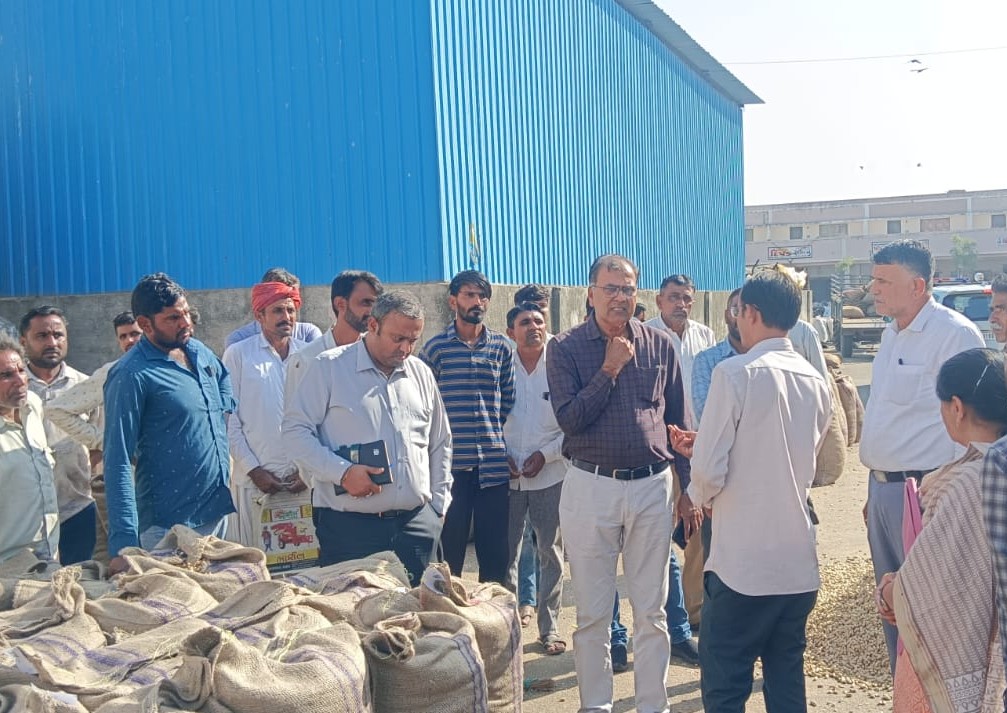 વાવ-થરાદ જિલ્લામાં કલેક્ટર જે. એસ. પ્રજાપતિએ થરાદ માર્કેટિંગ યાર્ડમાં ખરીદી કેન્દ્ર ખાતે ટેકાના ભાવે થતી ખરીદીનું નિરીક્ષણ કર્યું