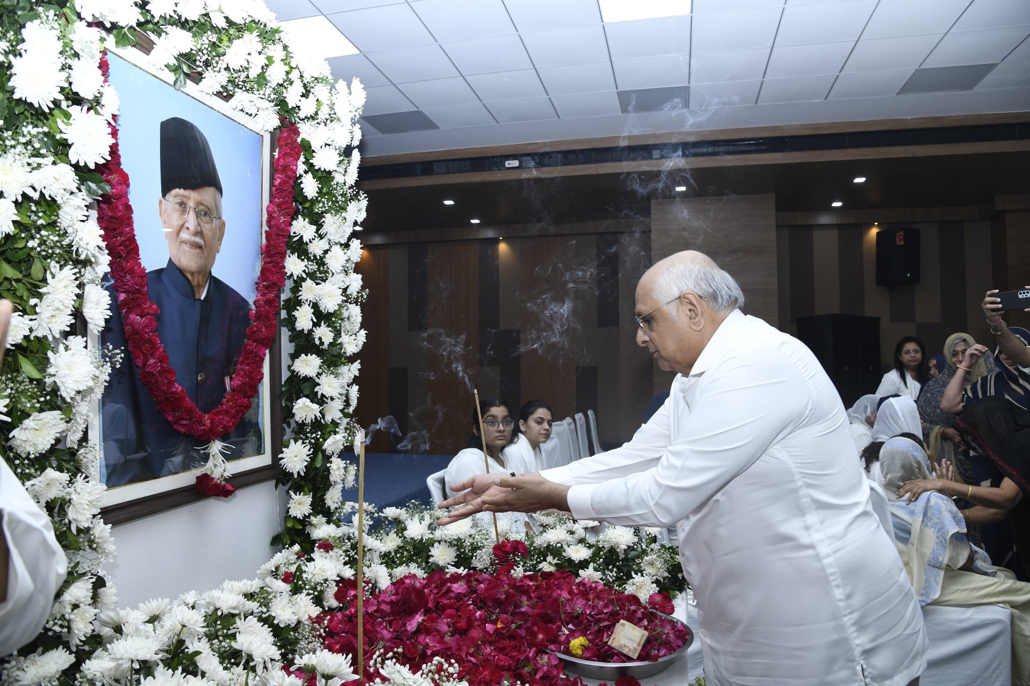 અમદાવાદમાં ગુજરાત યુનિવર્સિટી ખાતે મુખ્યમંત્રી ભૂપેન્દ્ર પટેલે સ્વ. જોરાવરસિંહ જાદવને શ્રદ્ધા સુમન અર્પણ કર્યા.