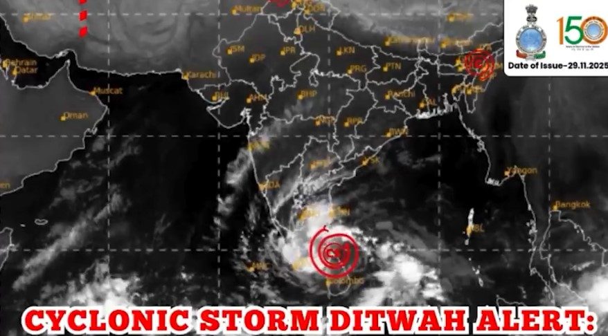 سمندری طوفان Ditwah، تمل ناڈو کے ساحلی علاقوں کی طرف بڑھ رہا ہے۔ ناگا پٹّی نم اور کُڈّا لور سمیت پانچ ضلعوں اور ڈیلٹا علاقوں کیلئے ریڈ الرٹ جاری کیا گیا ہے۔ چنئی ہوائی اڈّے سے کل کیلئے 36 گھریلو اور گیارہ بین الاقوامی پروازوں کو منسوخ کر دیا گیا ہے