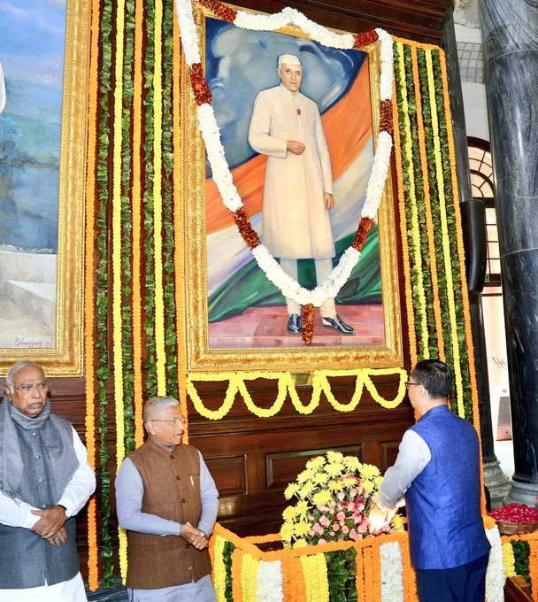 Leaders pay floral tributes to former PM Jawaharlal Nehru on his birth anniversary