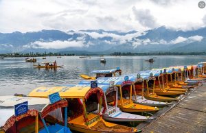 جموں کشمیر میں سال میں دو بار ہونے والی تاریخی ”در بار کی منتقلی“ چار سال کے وقفے کے بعد دوبارہ شروع ہوگئی ہے۔ جموں کشمیر میں سال میں دو بار ہونے والی تاریخی ”در بار کی منتقلی“ چار سال کے وقفے کے بعد دوبارہ شروع ہوگئی ہے۔