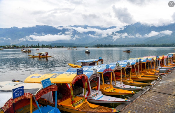 جموں کشمیر میں سال میں دو بار ہونے والی تاریخی ”در بار کی منتقلی“ چار سال کے وقفے کے بعد دوبارہ شروع ہوگئی ہے۔