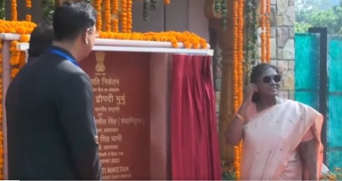 صدر جمہوریہ دروپدی مرمو نے اتراکھنڈ کے اپنے تین روزہ دورے کے پہلے دن آج ہری دوار اور دہرہ دون میں کئی پروگراموں میں شرکت کی