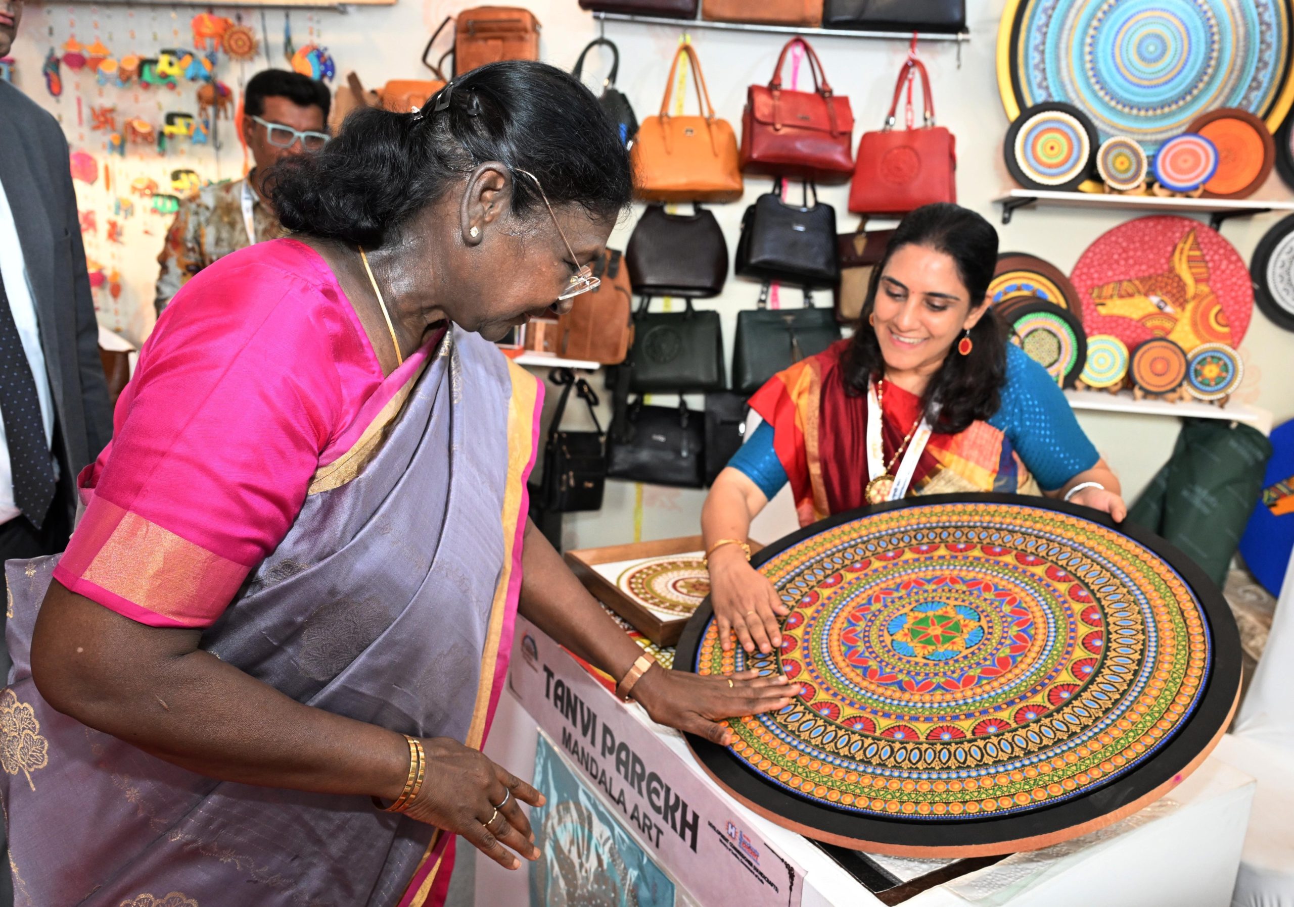 राष्ट्रपति मुर्मु ने राष्ट्रपति निलयम में भारतीय कला महोत्सव के दूसरे संस्करण का उद्घाटन किया