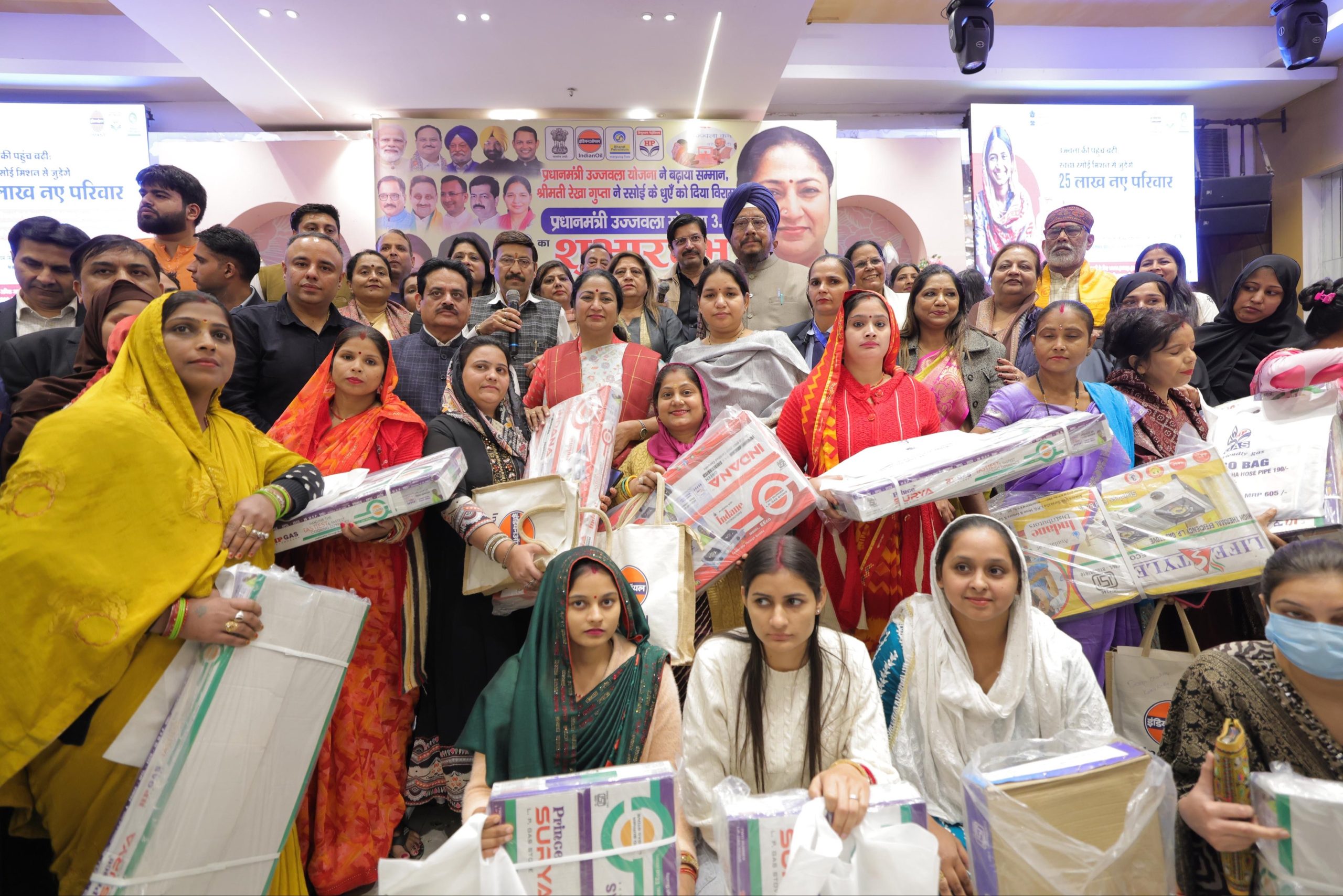 मुख्यमंत्री रेखा गुप्ता ने दिल्ली में उज्ज्वला 3.0 के तहत मुफ्त गैस कनेक्शन और सिलेंडर बांटे